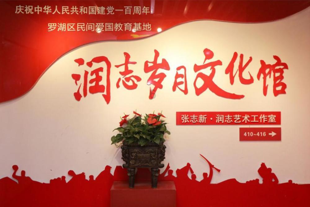 鞠婧祎在机场真会穿,露脐装配休闲裤,轻松美出少女范!